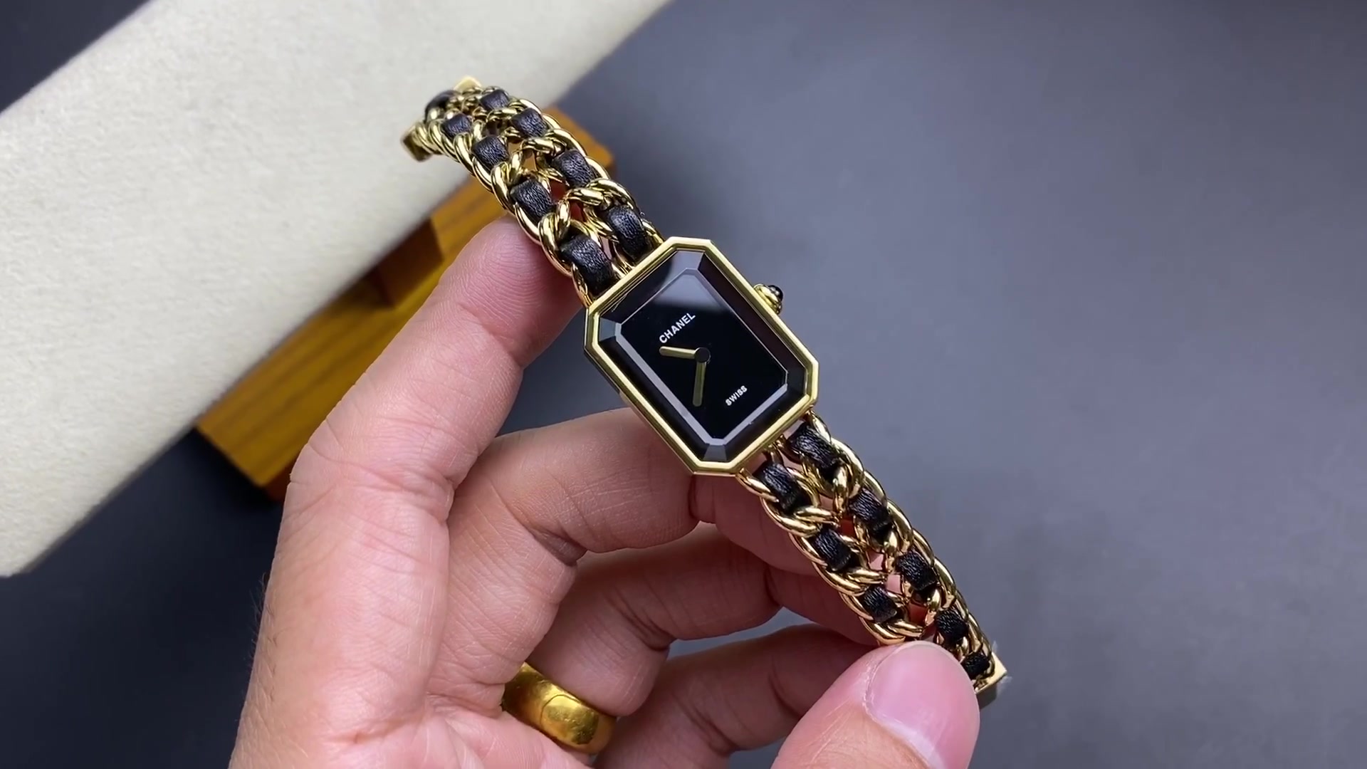 CHANEL 楽1番 Chanel women's top one to one imitation watches black plate square
